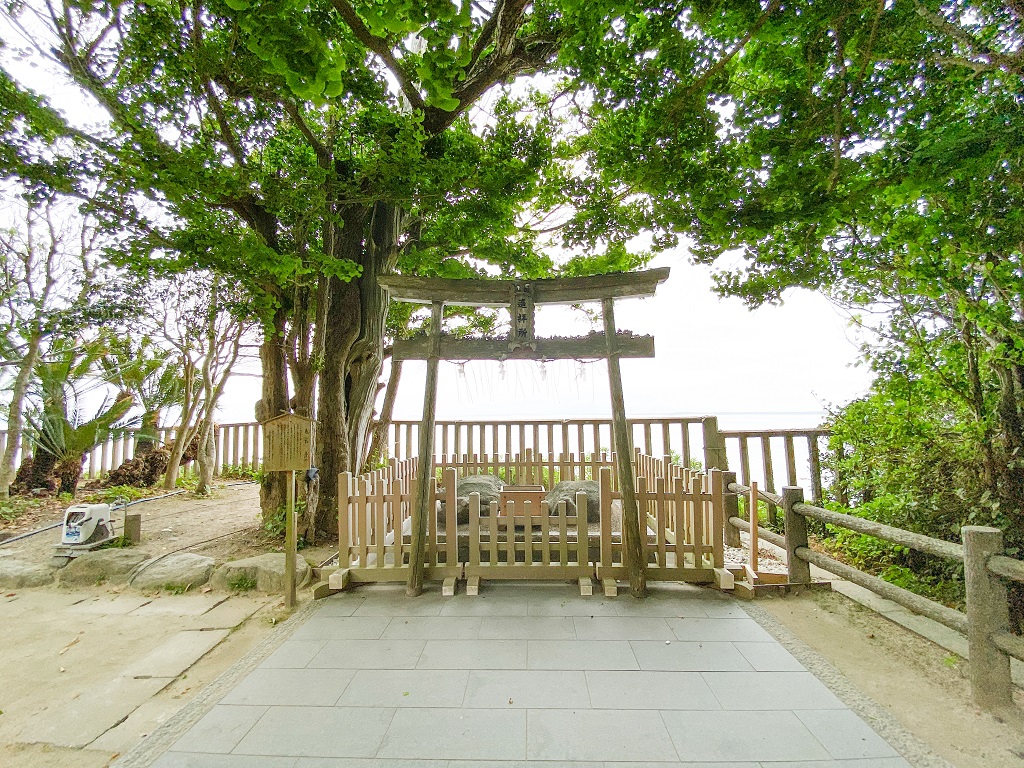 玄界灘を一望する遥拝所「志賀海神社」